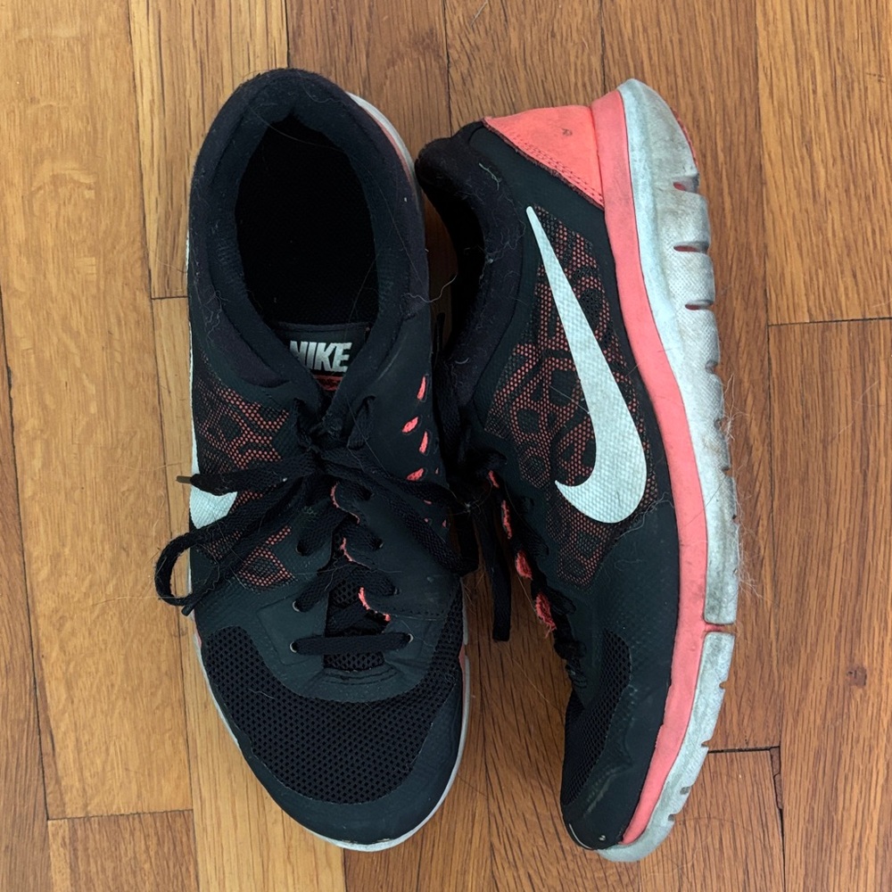 Nike Women's Black and Coral Athletic Shoes